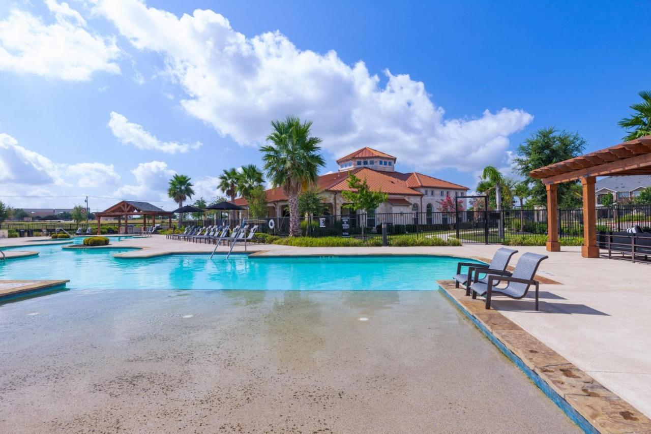 Apartment Century Stone Hill North: Bright With Gym And Pool In Pflugerville